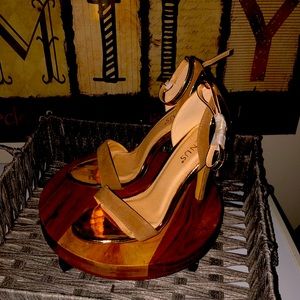 Selling woman’s 7.5 high heel, gold, never worn, bought to match gold belt